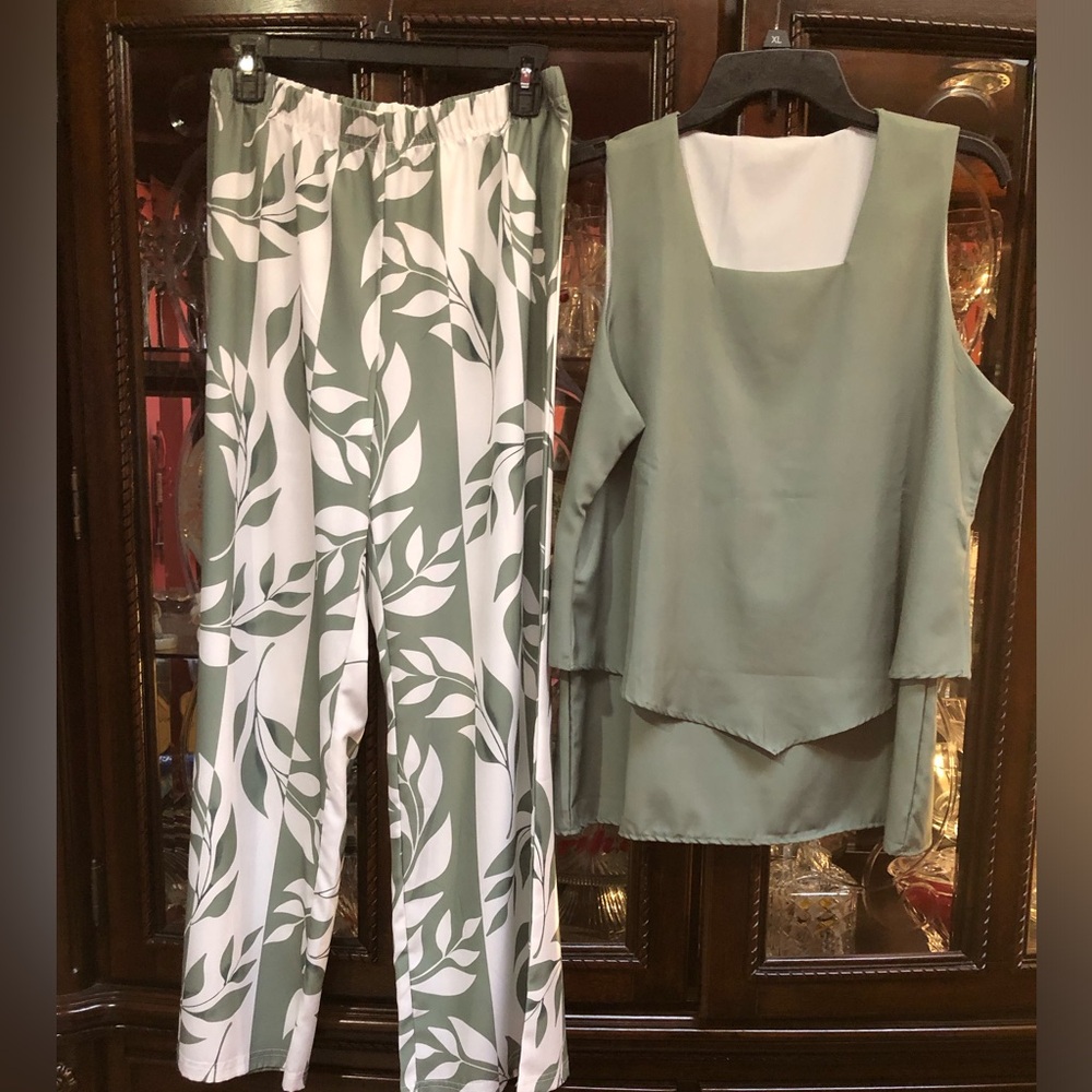 2 Piece Set Green and White Leaf Print.🍃
